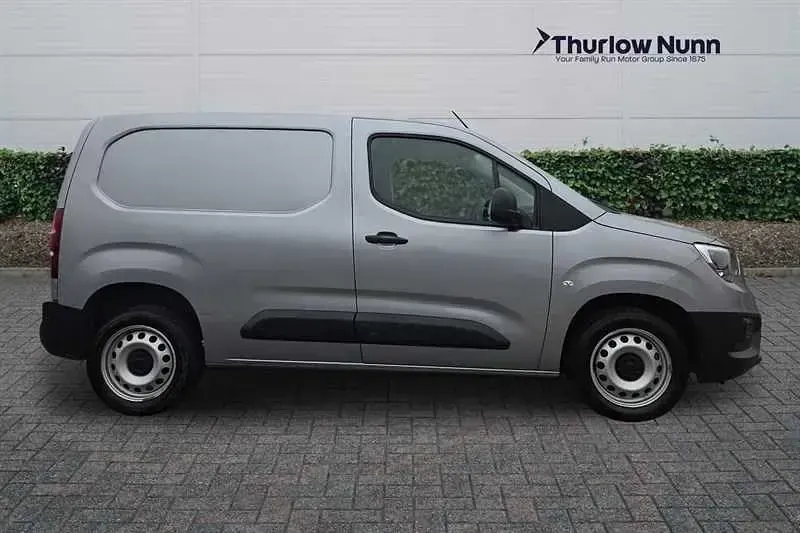 Begagnad Vauxhall Combo S 100 HK (73 kW) 2023 Grå Minibuss