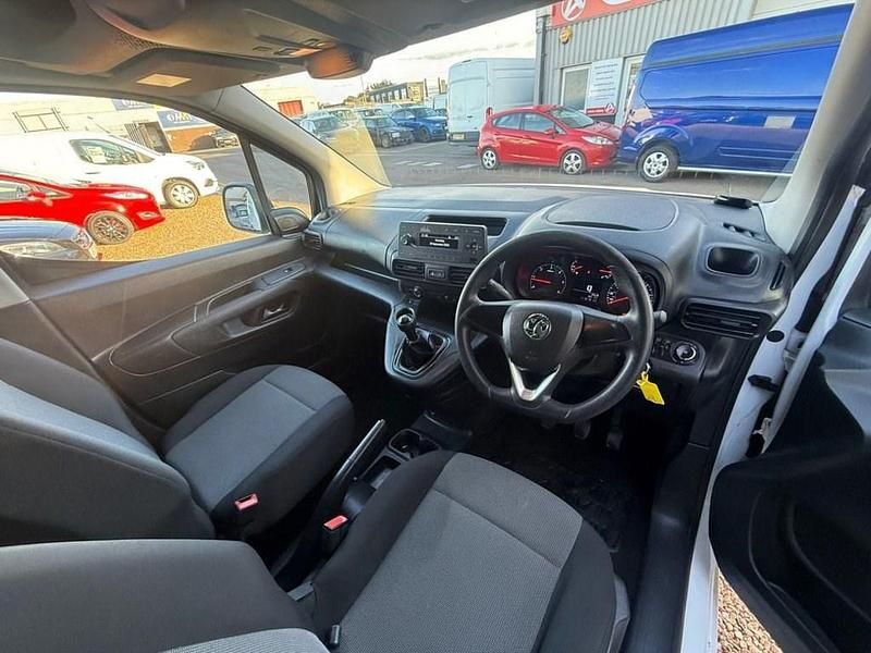 Used Vauxhall Combo Edition 100 HP (73 kW) 2019 White MPV