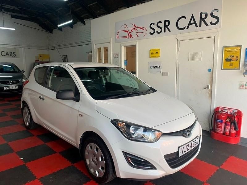 Used Hyundai i20 Classic 85 HP (62 kW) 2013 White Hatchback