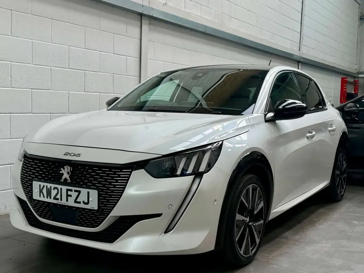 Used Peugeot 208 GTi 75 HP (55 kW) 2021 White Hatchback