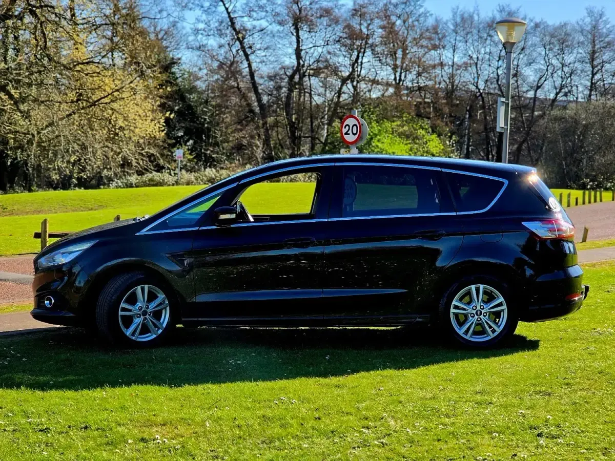 Begagnad Ford S-MAX Titanium 2018 Svart Minibuss