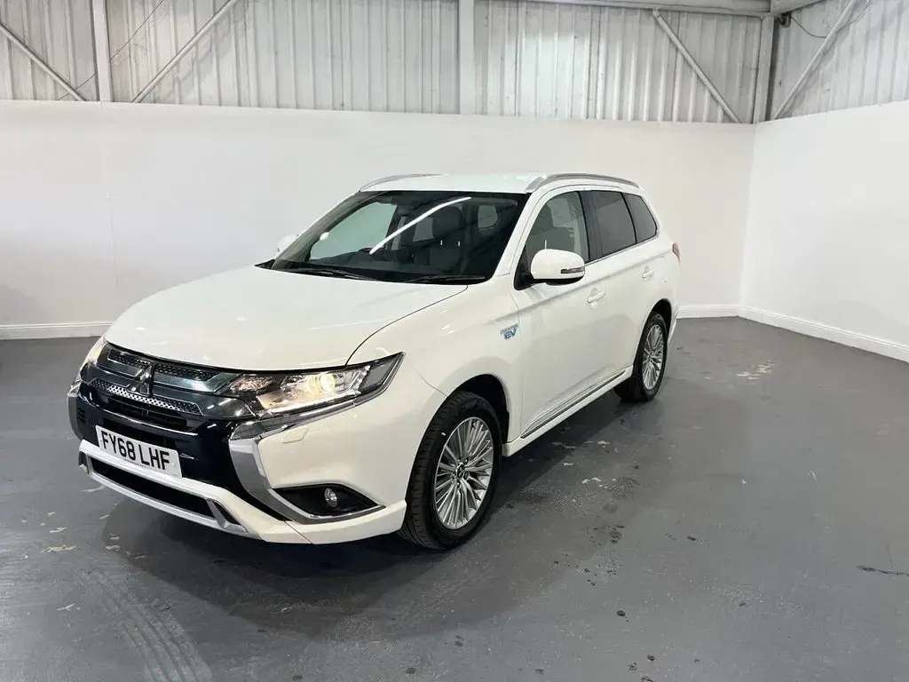 Used Mitsubishi Outlander P-HEV 209 HP (153 kW) 2018 White SUV