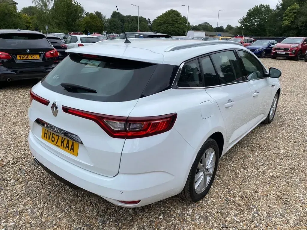 Used Renault Mégane GrandTour Dynamique 110 HP (80 kW) 2017 White Estate