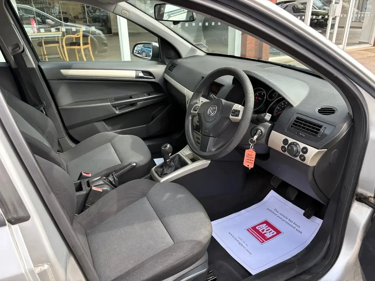 Used Vauxhall Astra Club 100 HP (73 kW) 2007 Sovereign silver Estate