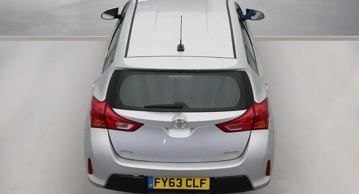 Usado Toyota Auris 2013 Prateado Citadino