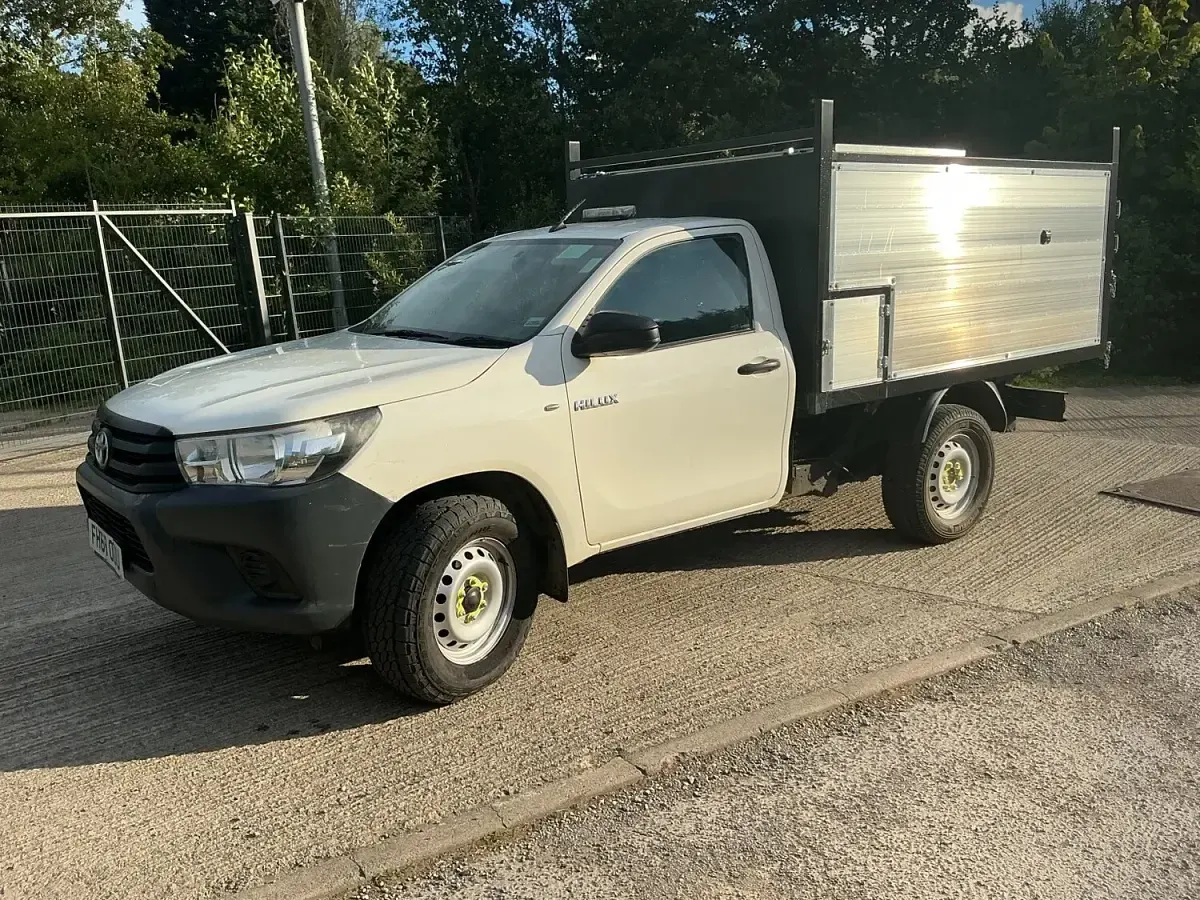 Used Toyota HiLux Active 150 HP (110 kW) 2020 White Pickup