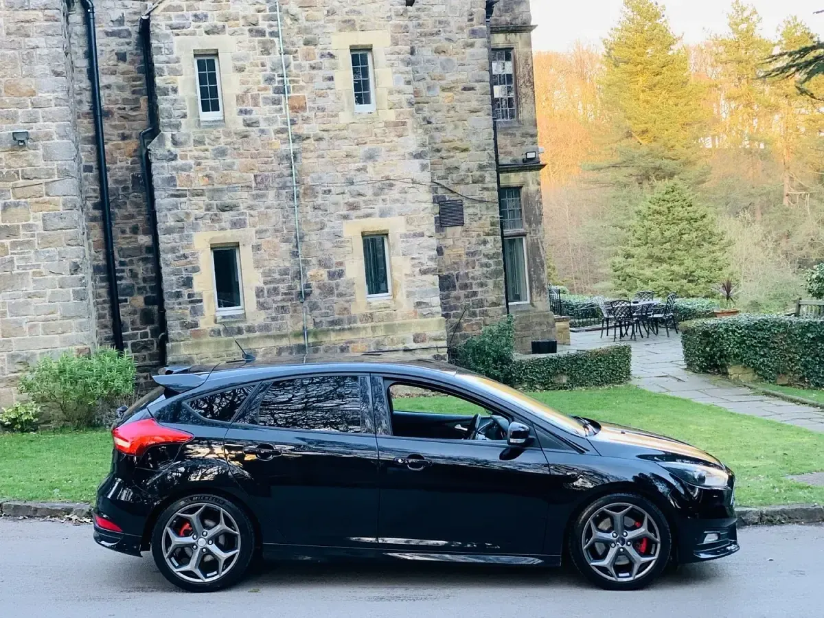 Used Ford Focus ST 185 HP (136 kW) 2015 Black Hatchback