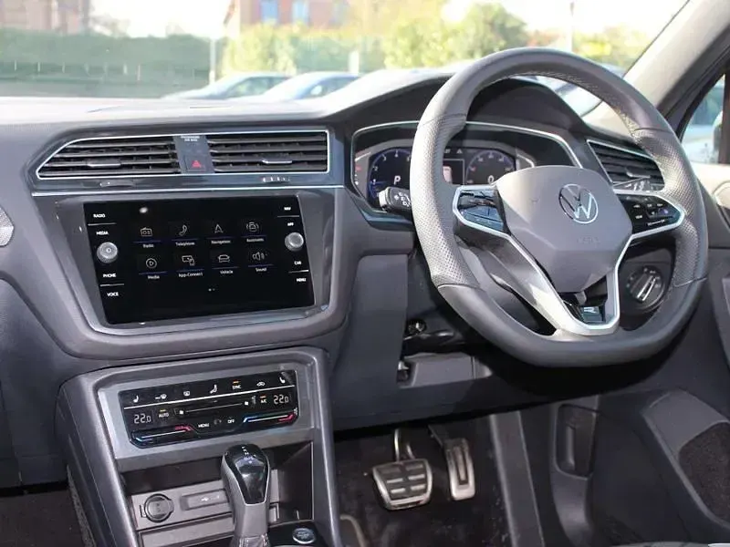 Begagnad VW Tiguan R-line Edition 2024 Grå SUV