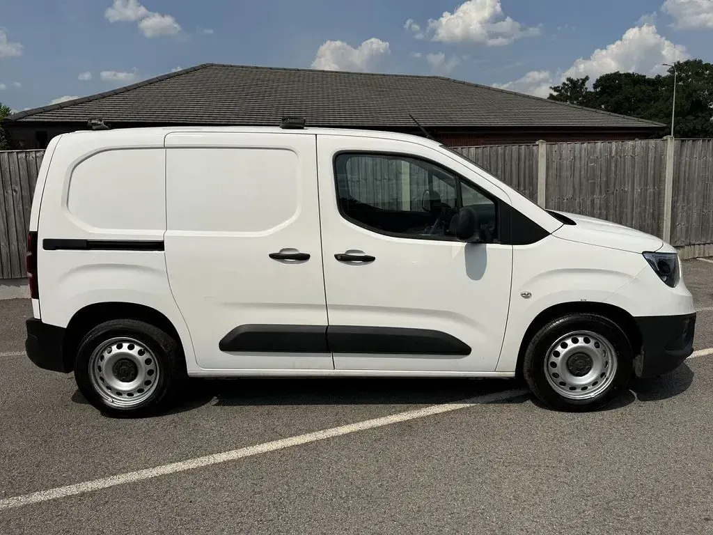 Used Vauxhall Combo Edition 101 HP (74 kW) 2019 White MPV