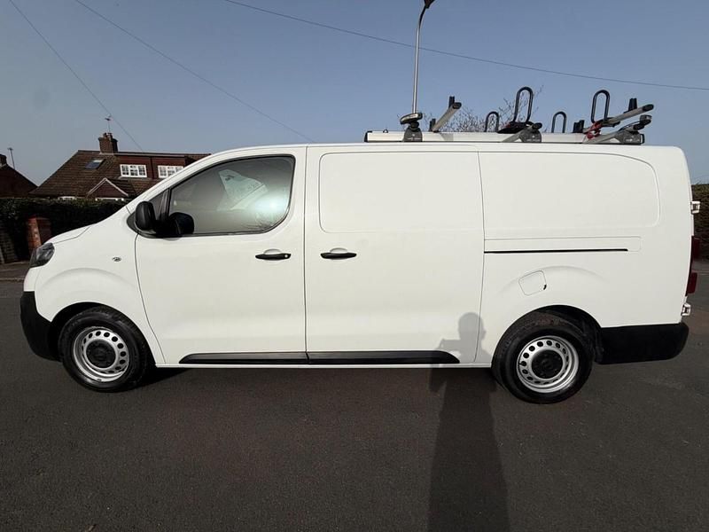 Used Vauxhall Vivaro Edition 120 HP (88 kW) 2020 White MPV