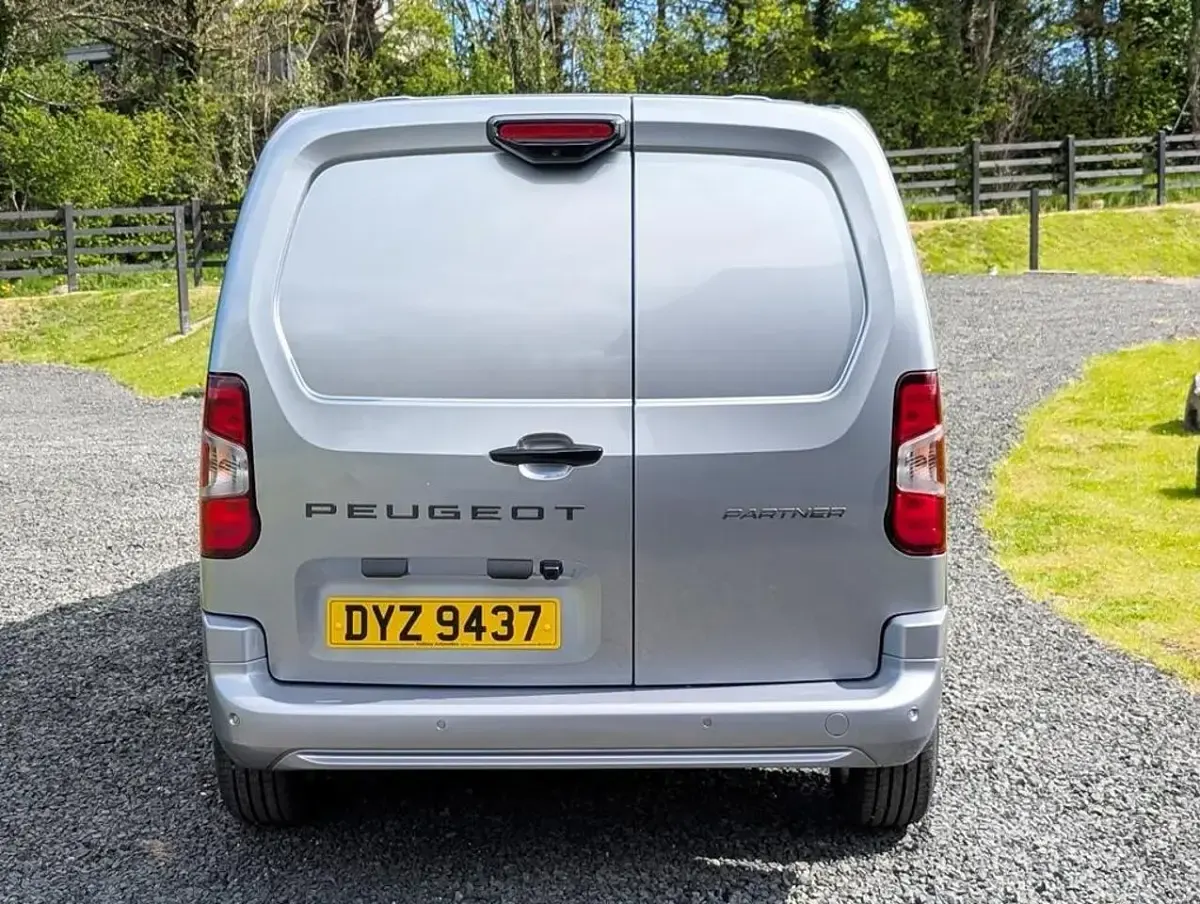 Nouă Peugeot Partner 129 CP (94 kW) 2026 Gri Monovolum