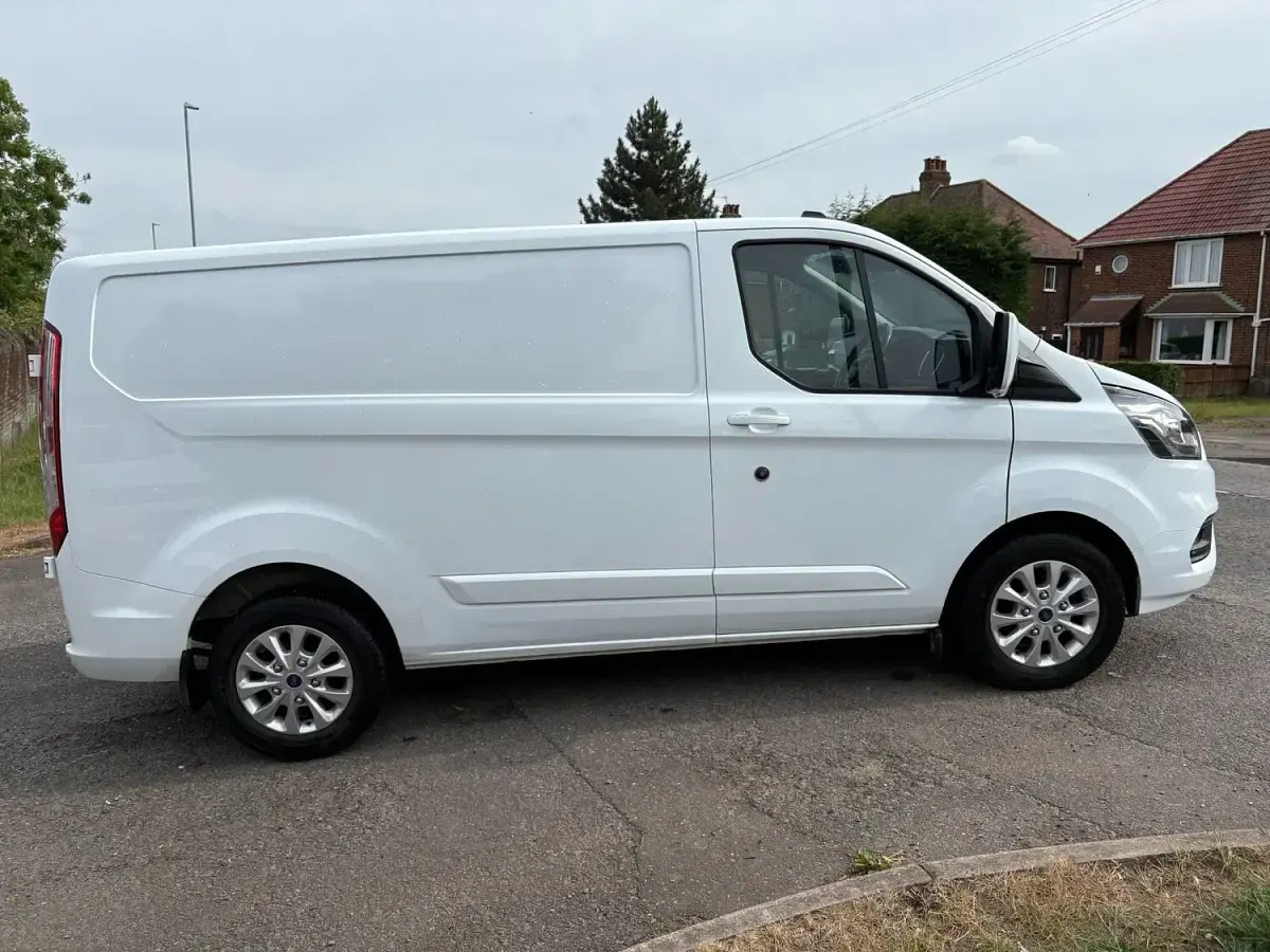 Used Ford Transit Custom Limited 136 HP (100 kW) 2022 White Van