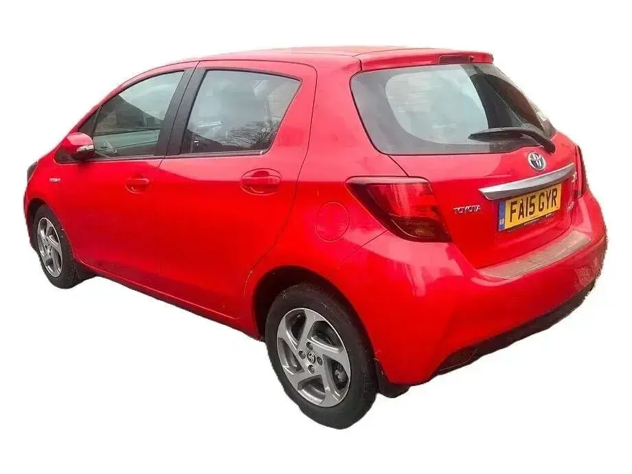 Second-hand Toyota Yaris Hybrid 101 CP (74 kW) 2015 Roșu Hatchback