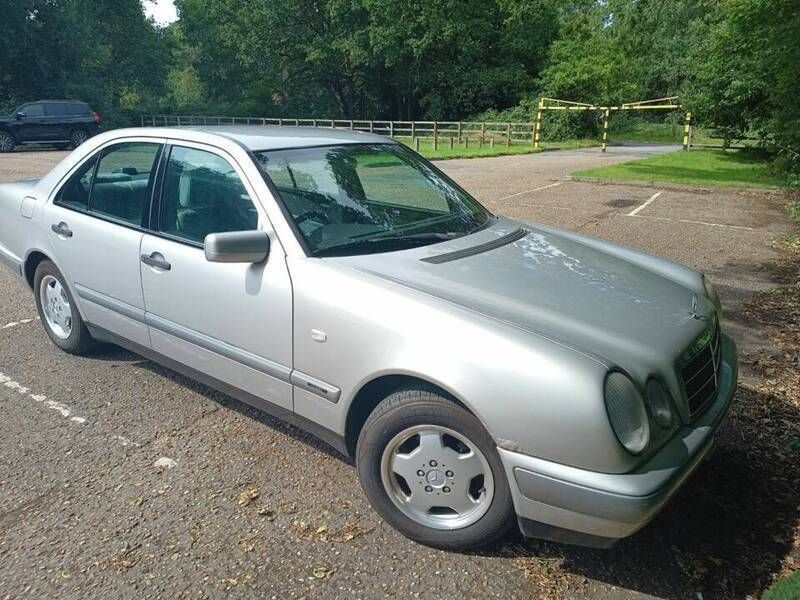 Used Mercedes E240 170 HP (125 kW) 1998 Silver Sedan