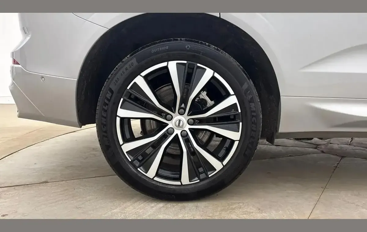 Używany Volvo XC60 Ultra 247 KM (181 kW) 2025 Srebrny SUV