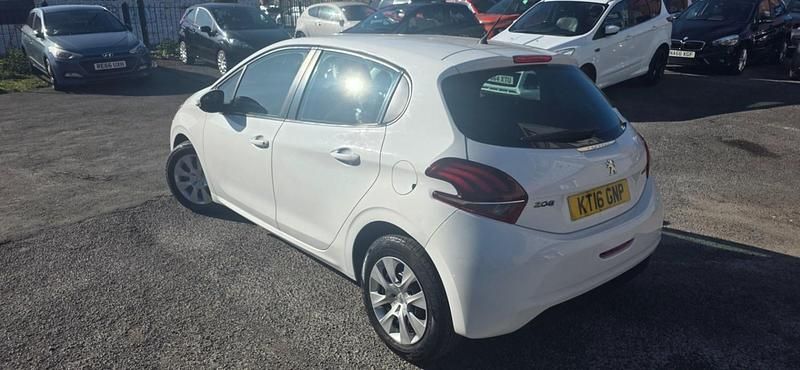 Used Peugeot 208 Access 68 HP (50 kW) 2016 White Hatchback