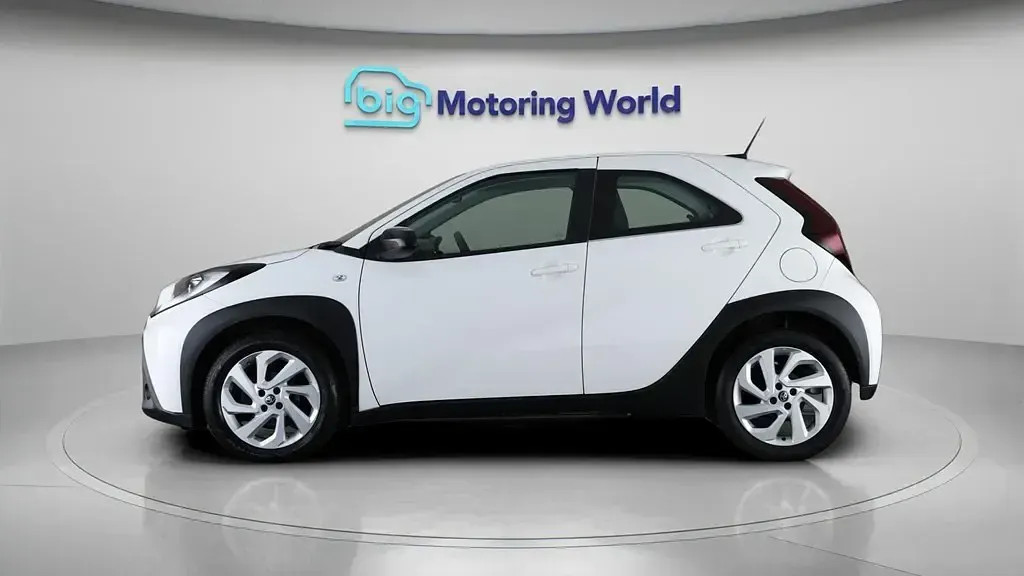 Used Toyota Aygo X PURE 72 HP (52 kW) 2022 White SUV