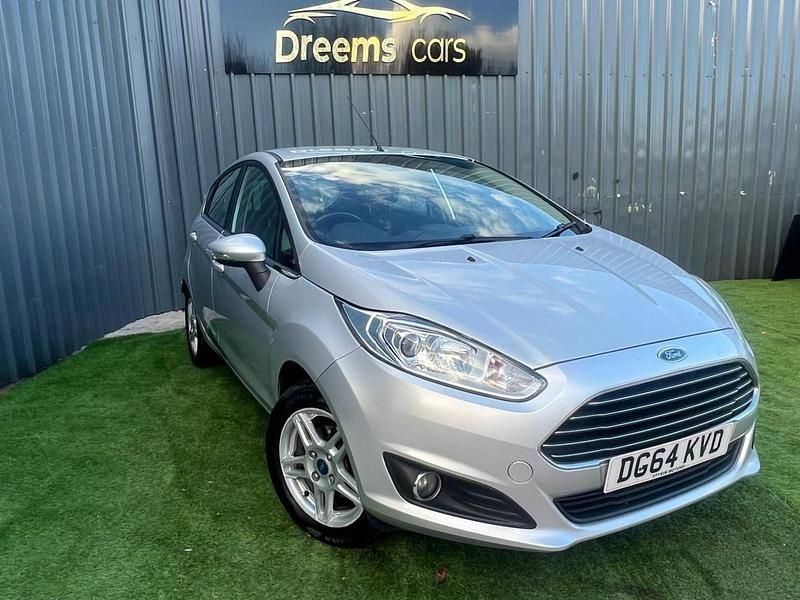 Usado Ford Fiesta Zetec 82 HP (60 kW) 2015 Prateado Citadino
