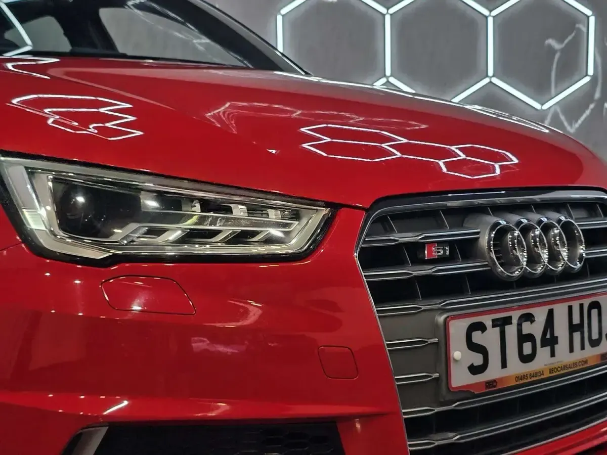 Used Audi A1 Comfort 256 HP (188 kW) 2014 Red Hatchback