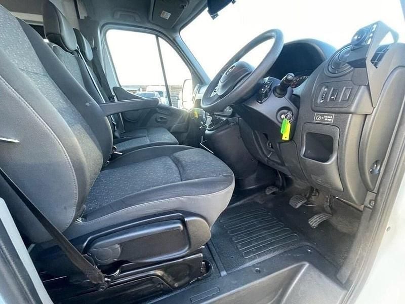 Second-hand Vauxhall Movano 130 CP (95 kW) 2019 Alb Monovolum
