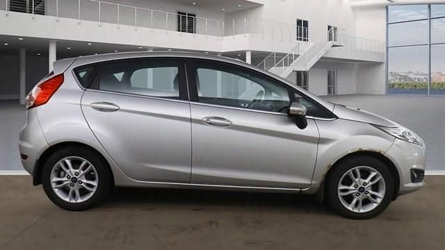 Usado Ford Fiesta Zetec 75 HP (55 kW) 2015 Prateado Citadino