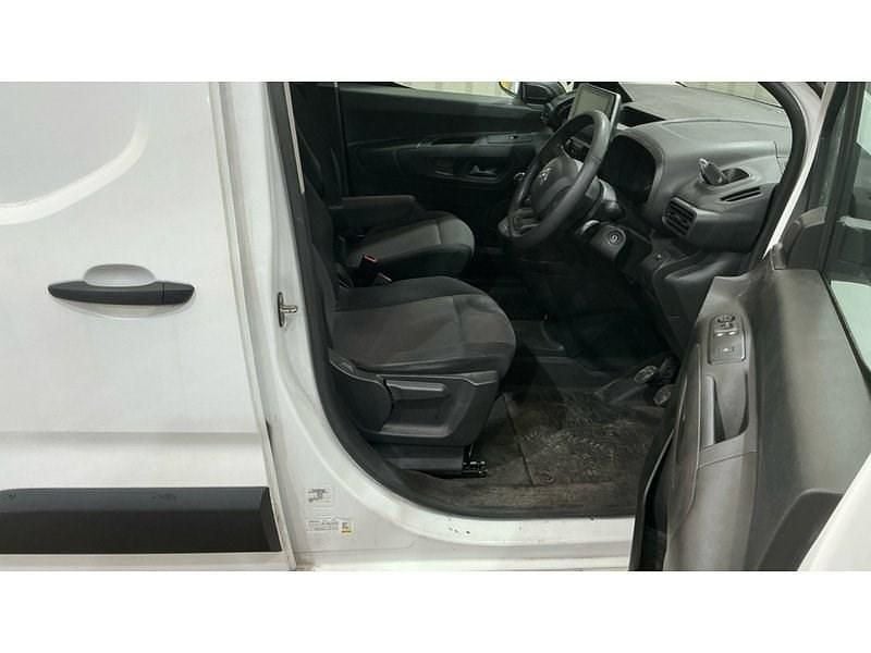 Used Citroën Berlingo 100 HP (73 kW) 2021 White MPV