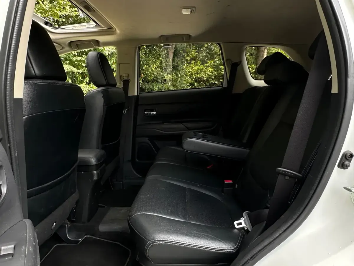 Used Mitsubishi Outlander P-HEV 2014 White Estate