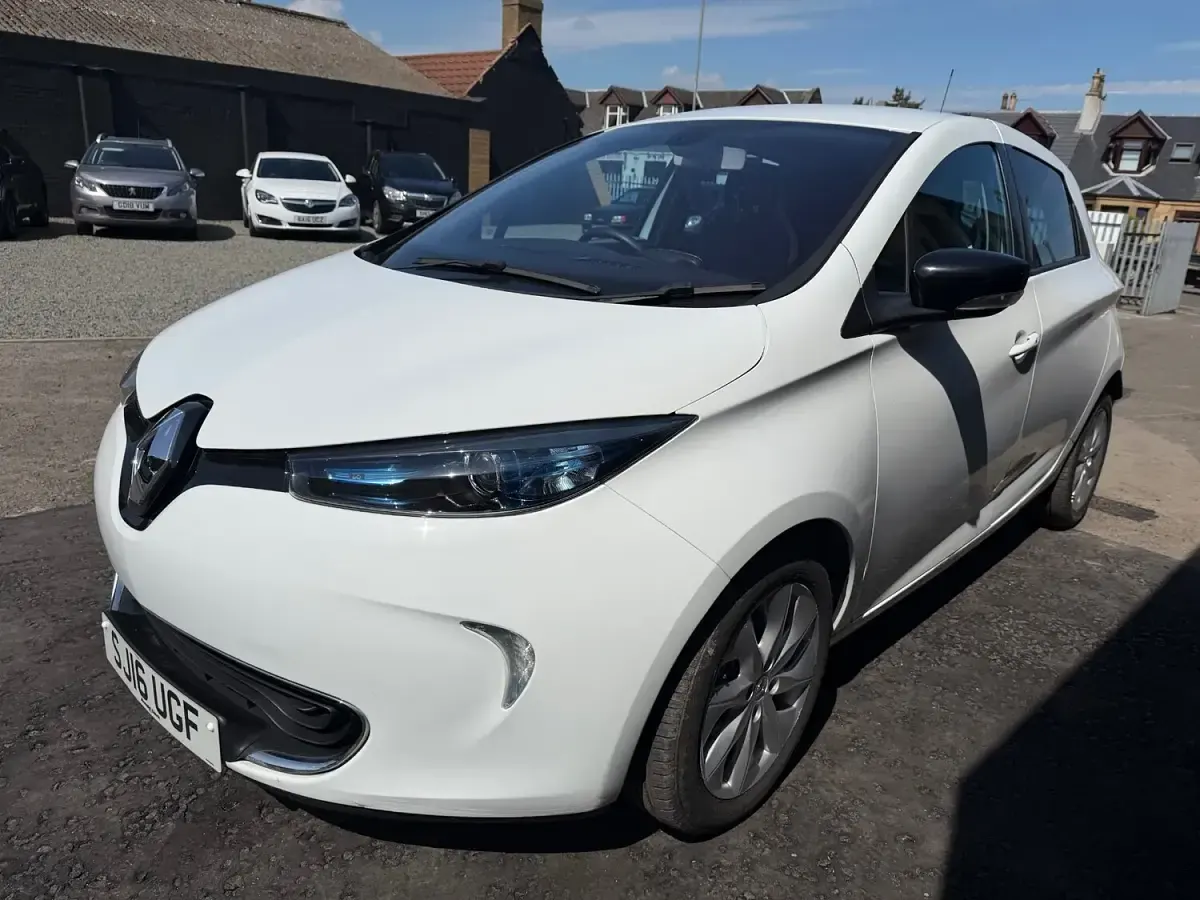 Used Renault Zoe Dynamique 64 kW (88 HP) 2016 White Hatchback