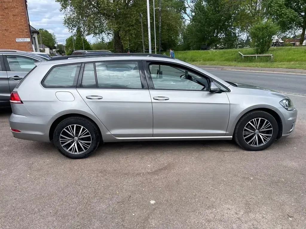 Begagnad VW Golf VII SE 110 HK (80 kW) 2018 Silver Kombi