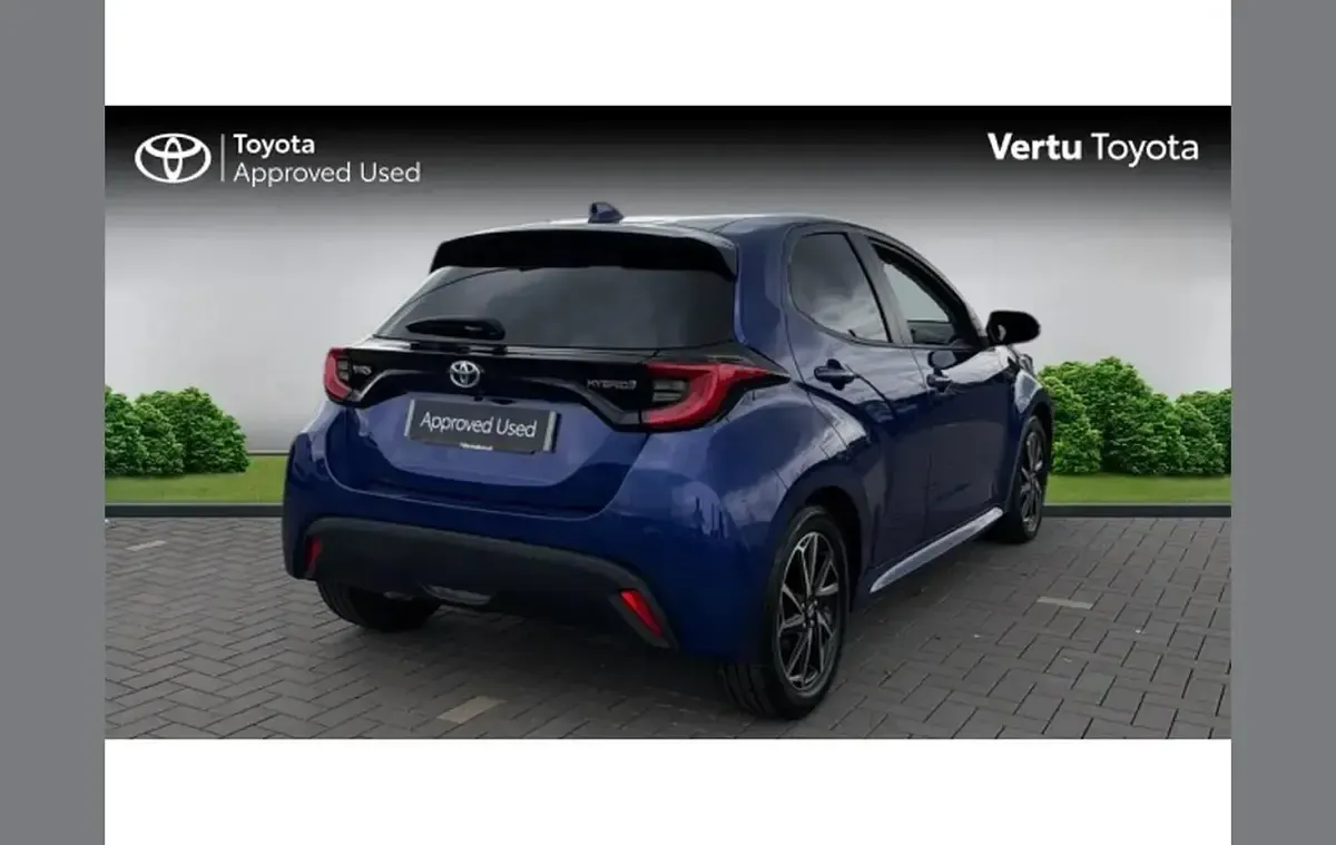 Used Toyota Yaris Design 116 HP (85 kW) 2023 Blue Hatchback