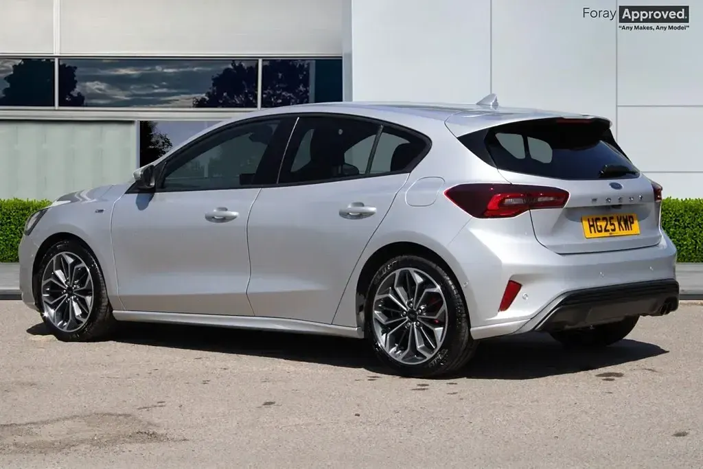 Used Ford Focus ST-Line X 2025 Moondust silver Hatchback