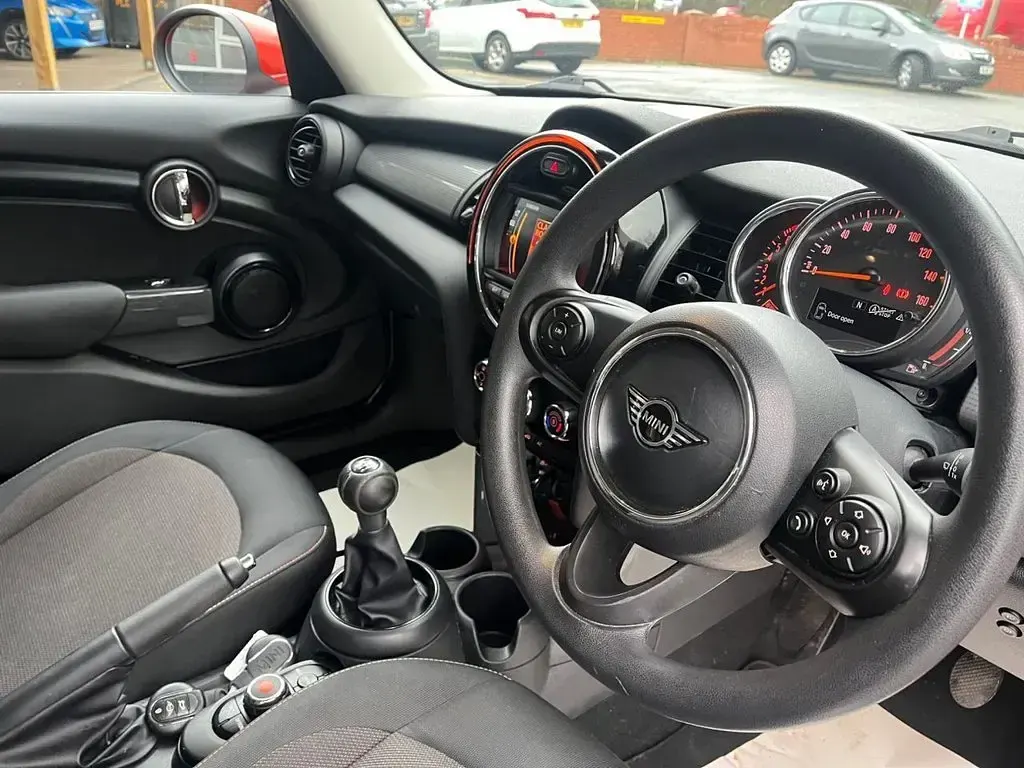 Used Mini Cooper Classic 136 HP (100 kW) 2019 Orange Hatchback