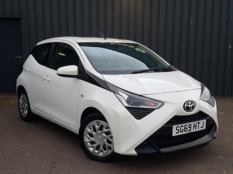 Used Toyota Aygo X-play 72 HP (52 kW) 2020 White Hatchback