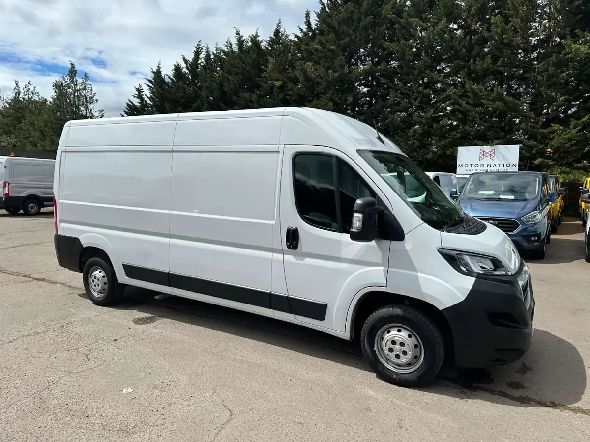 Begagnad Peugeot Boxer Premium 140 HK (102 kW) 2024 Vit Van