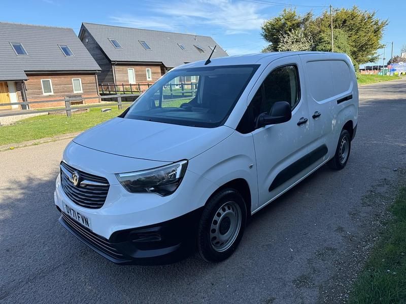 Used Vauxhall Combo 100 HP (73 kW) 2021 White MPV