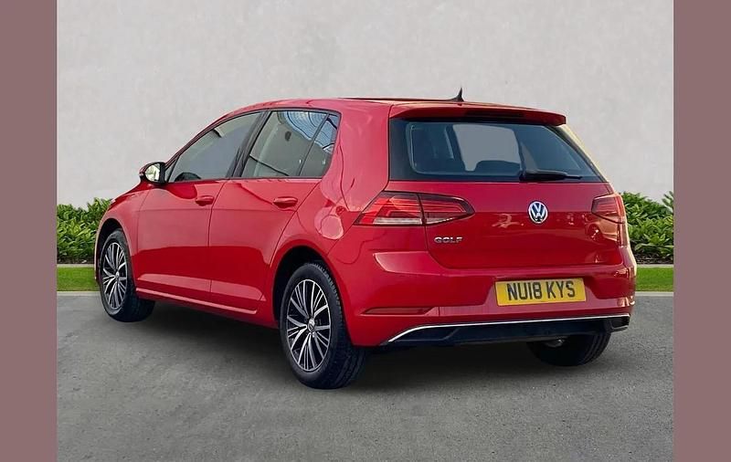 Used VW Golf VII SE 125 HP (91 kW) 2018 Red Hatchback