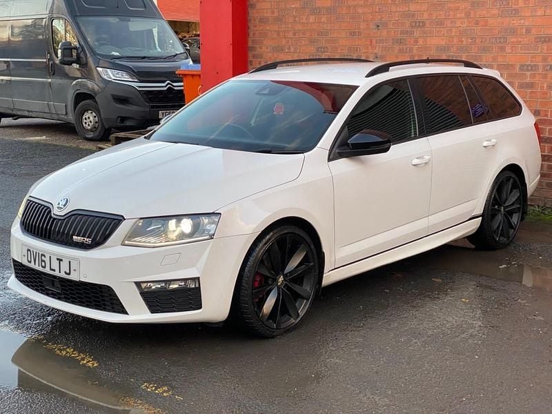 Used Skoda Octavia vRS 184 HP (135 kW) 2016 White Estate