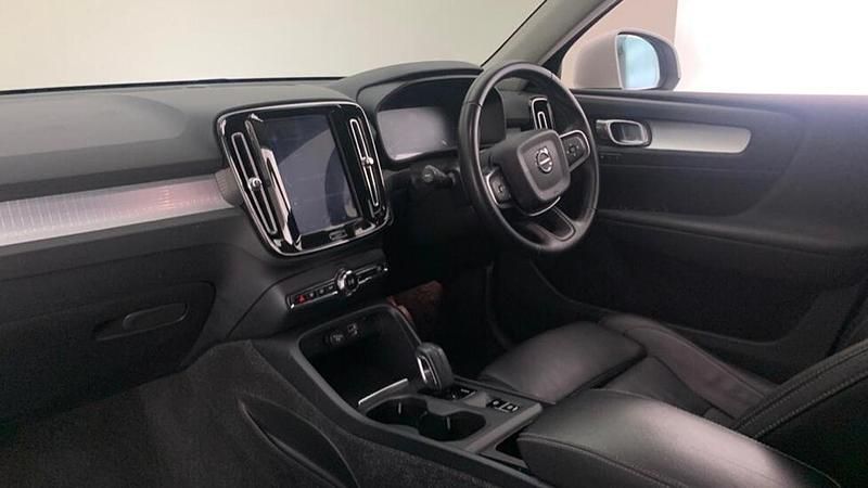 Used Volvo XC40 Momentum 148 HP (108 kW) 2018 Blue SUV