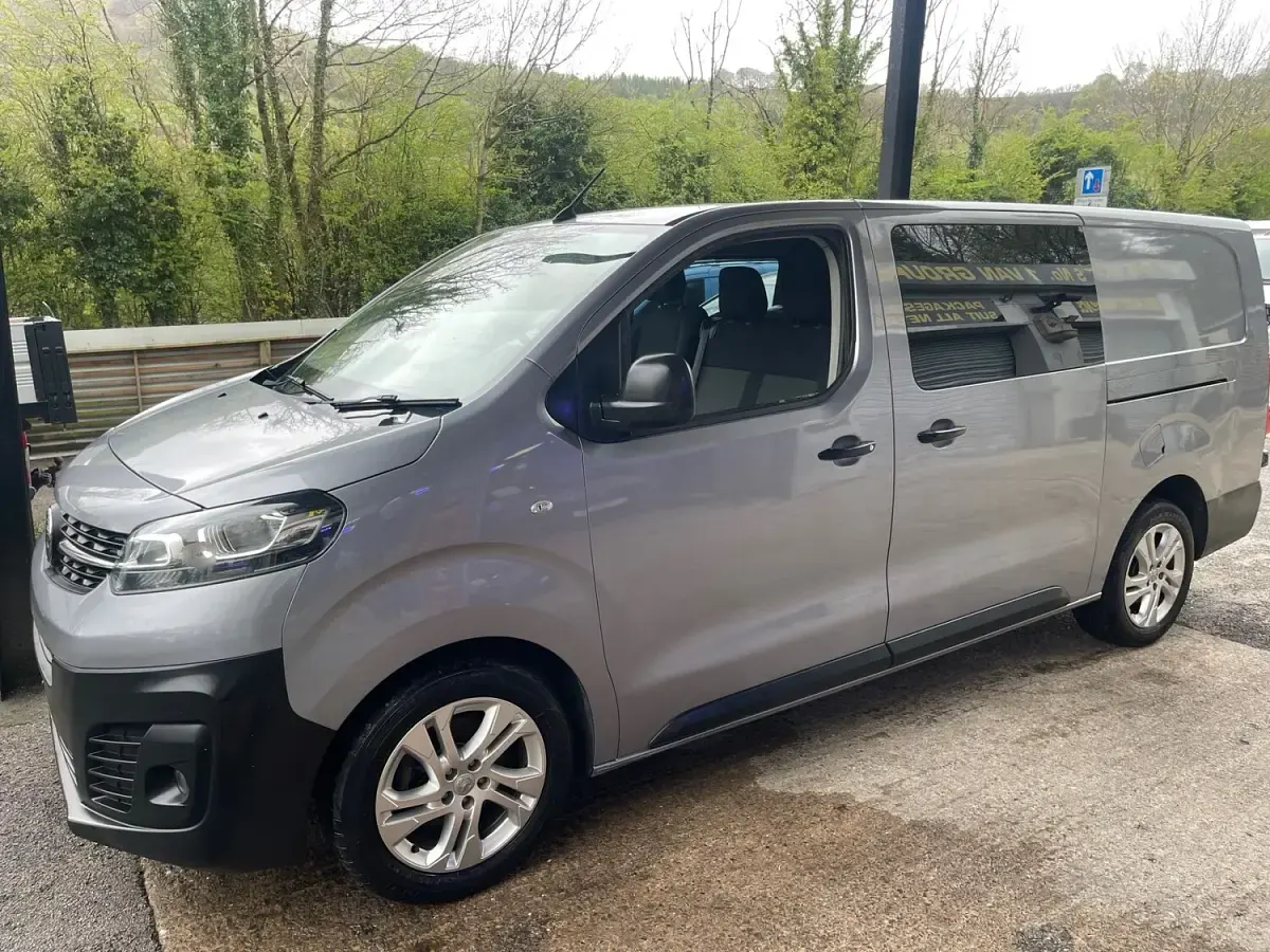 Używany Vauxhall Vivaro 145 KM (106 kW) 2021 Szary Minivan