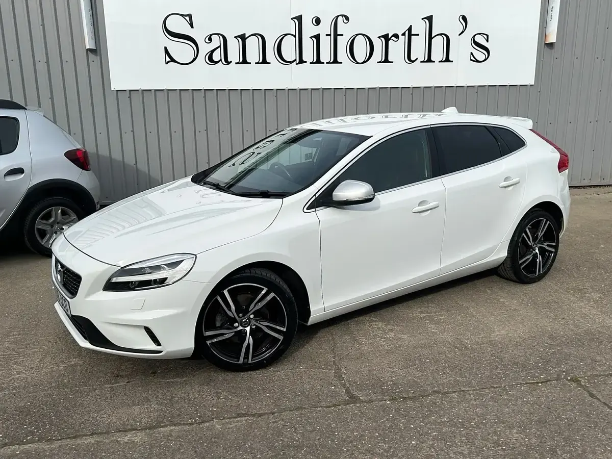 Used Volvo V40 R-Design 152 HP (111 kW) 2018 Hatchback
