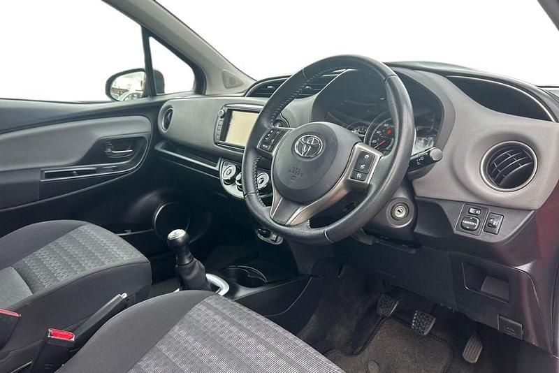 Used Toyota Yaris 69 HP (50 kW) 2016 Red Hatchback