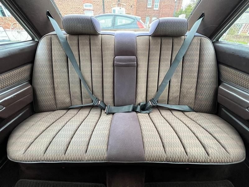 Used Mercedes 190 1989 Silver Sedan