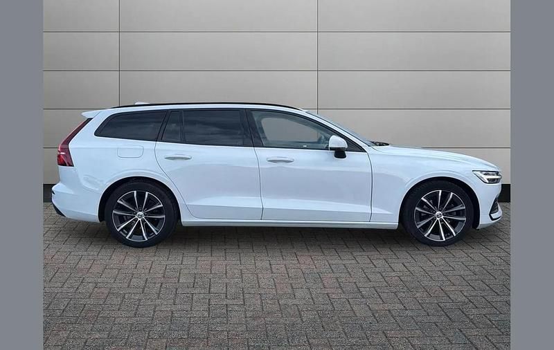 Used Volvo V60 Momentum 161 HP (118 kW) 2022 White Estate
