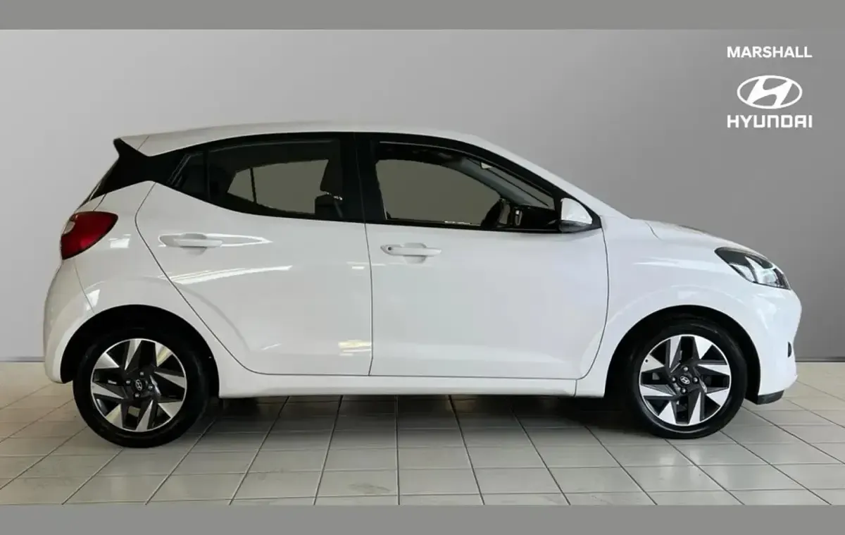 Używany Hyundai i10 Advanced 63 KM (46 kW) 2025 Biały Hatchback