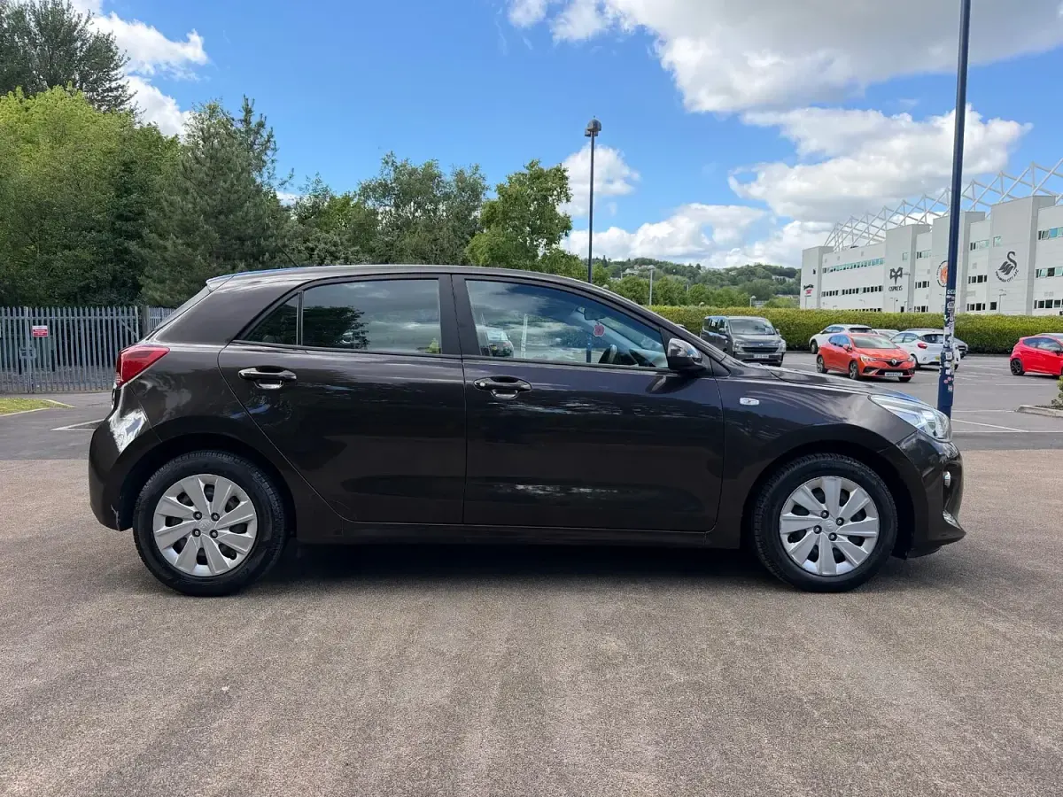 Used Kia Rio 84 HP (61 kW) 2017 Brown Hatchback