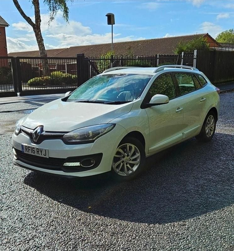 Used Renault Mégane GrandTour Dynamique 110 HP (80 kW) 2016 White Estate