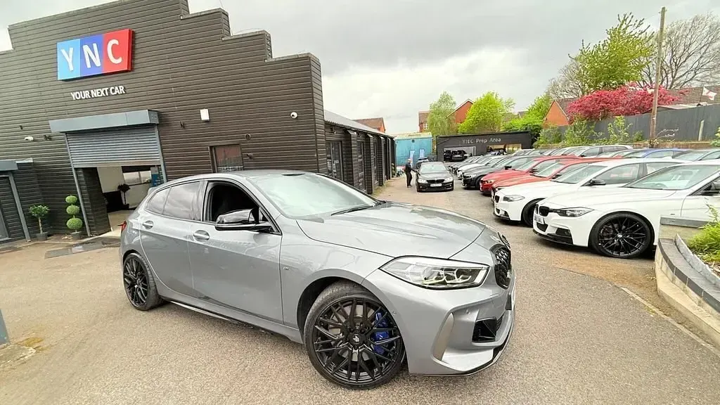 Usado BMW M135 Comfort Edition 306 CV (225 kW) 2023 Gris Utilitario