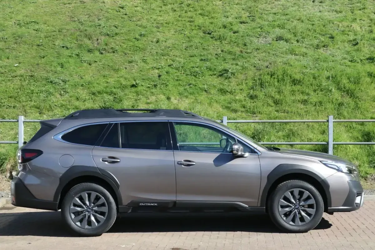Begagnad Subaru Outback 2024 Guld Kombi