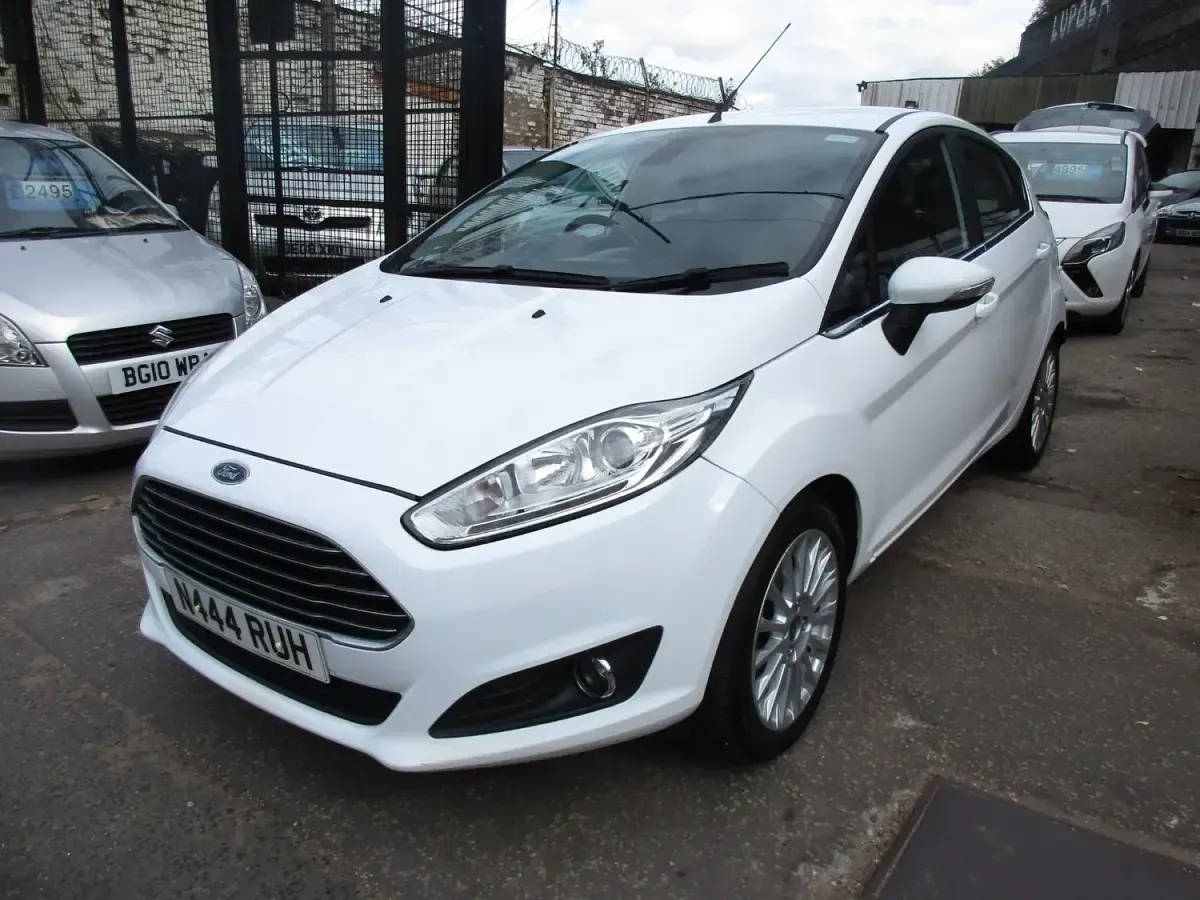Używany Ford Fiesta Titanium 125 KM (91 kW) 2013 Biały Hatchback