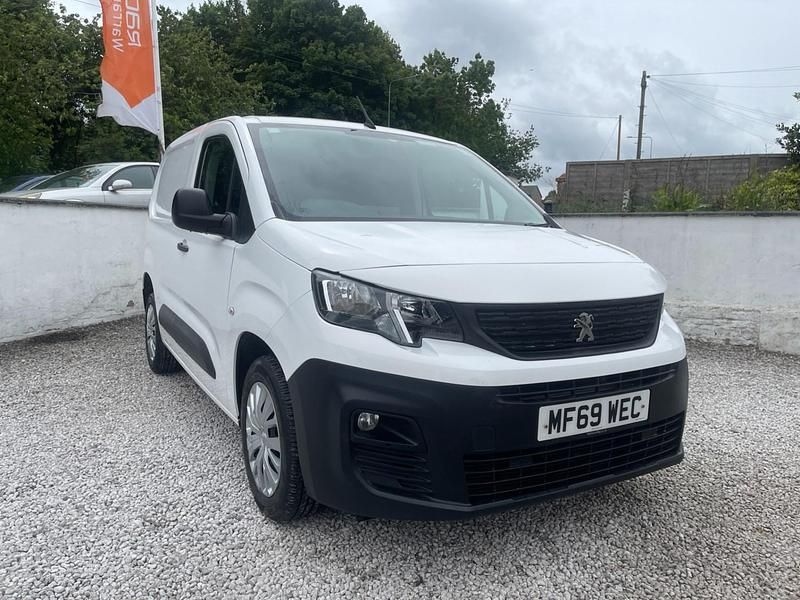 White Used 2019 Peugeot Partner MPV | £6,790 (Good price) - Image 1/4